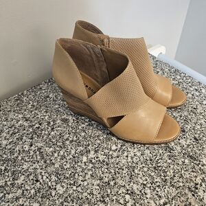 Lucky Brand Jedrek Women's Leather Sandal Beige/Brown Size 9.5M/41